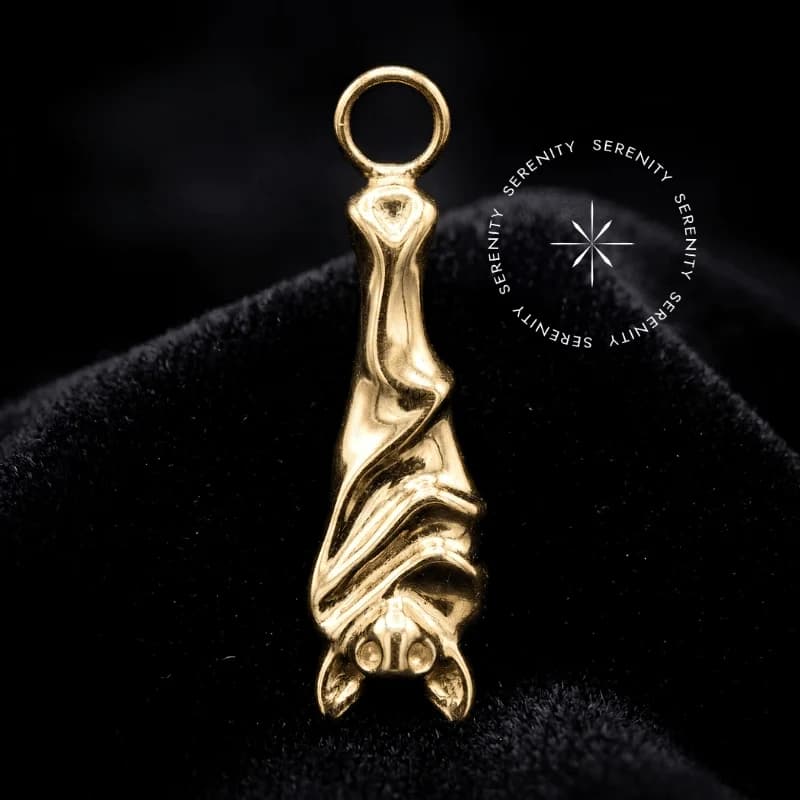 TN1110 - Pingente Morcego - Titânio Revestido de Ouro 18k — foto 1