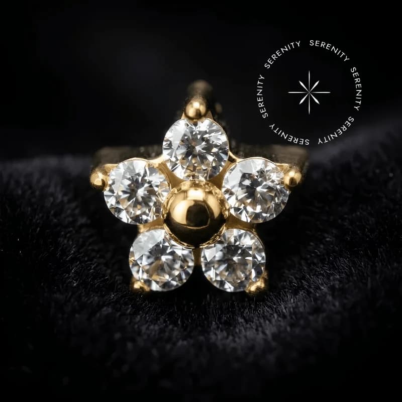 TN1633 - Topo Micro Flor Cravejada 3.2mm - Titânio Revestido de Ouro 18k — foto 1