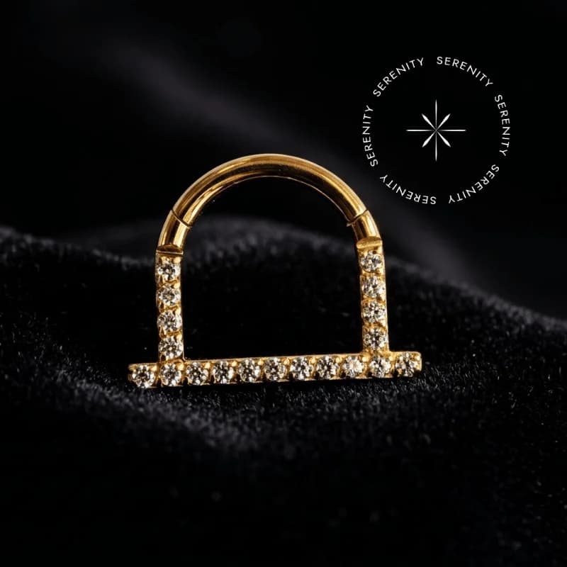 PVD 908 - Argola Clicker D-Ring Cravejada - Titânio Revestido de Ouro 18k — foto 1