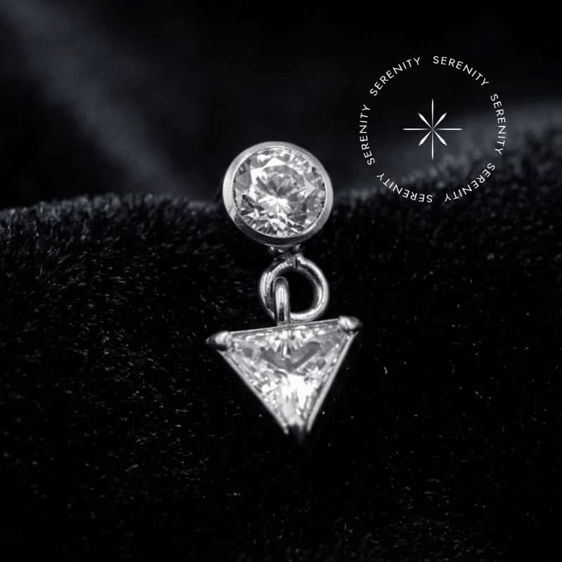 TN725 - Topo Zircônia Com Pingente Triangular - Titânio Grau Implante (ASTM F136) — foto 1