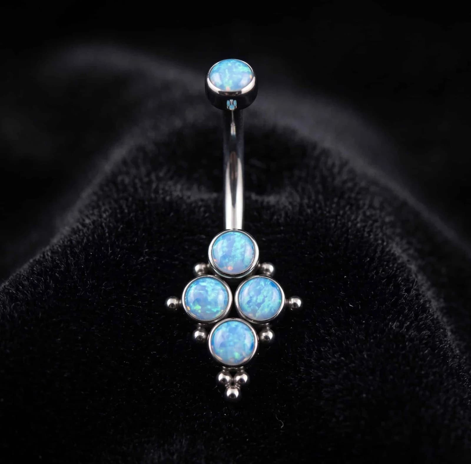 TN583 - Piercing Navel com Opalas Azul Claro e Esferas - Titânio Grau Implante (ASTM F136) — foto 1