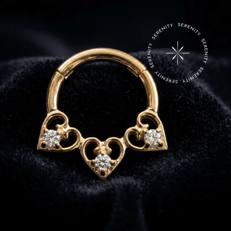 PVD 1205 - Argola Clicker Frontal Três Corações Cravejados - Titânio Revestido de Ouro 18k — foto 1