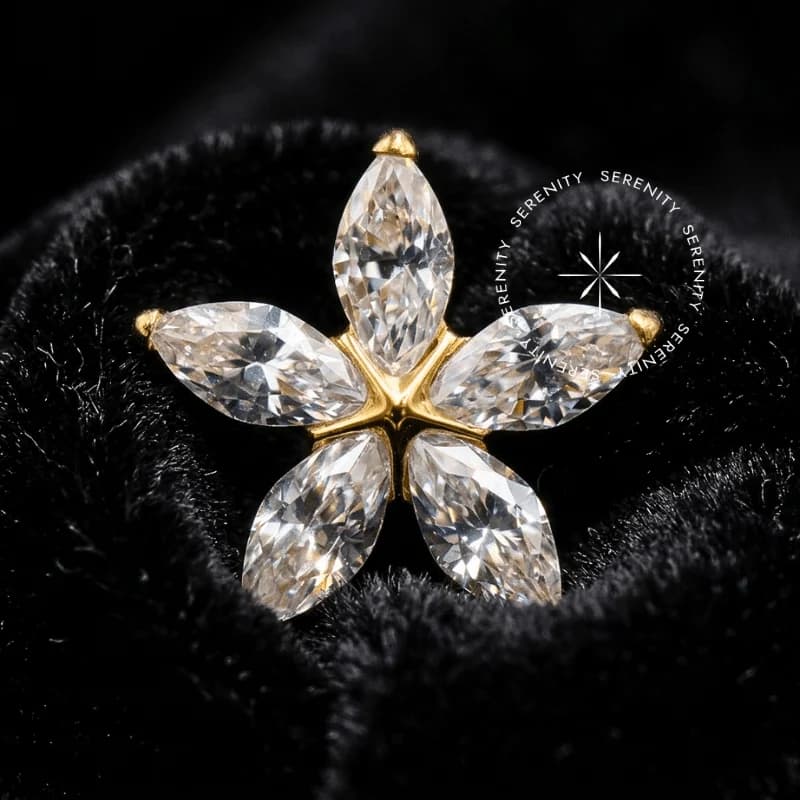 TN1362 - Topo Flor 5 Pétalas Cristal - Titânio Revestido de Ouro 18k — foto 1