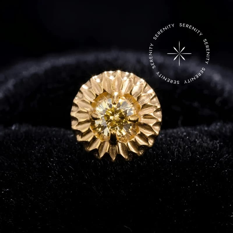TN2245 - Topo Girassol CZ - Titânio Revestido de Ouro 18k — foto 1