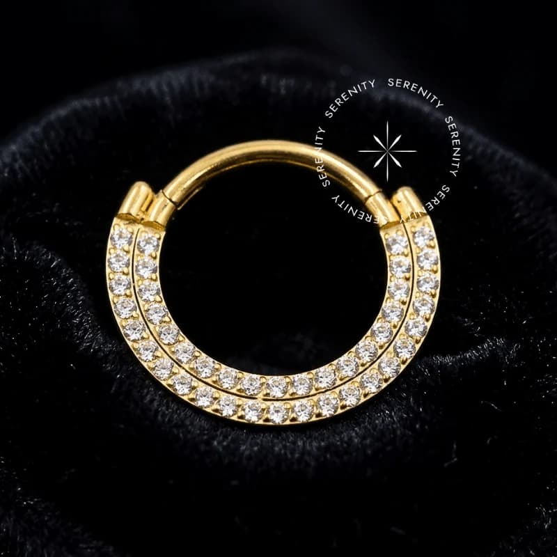 TN1081 - Argola Frontal Cravejada Dupla - Titânio Revestido de Ouro 18k — foto 1