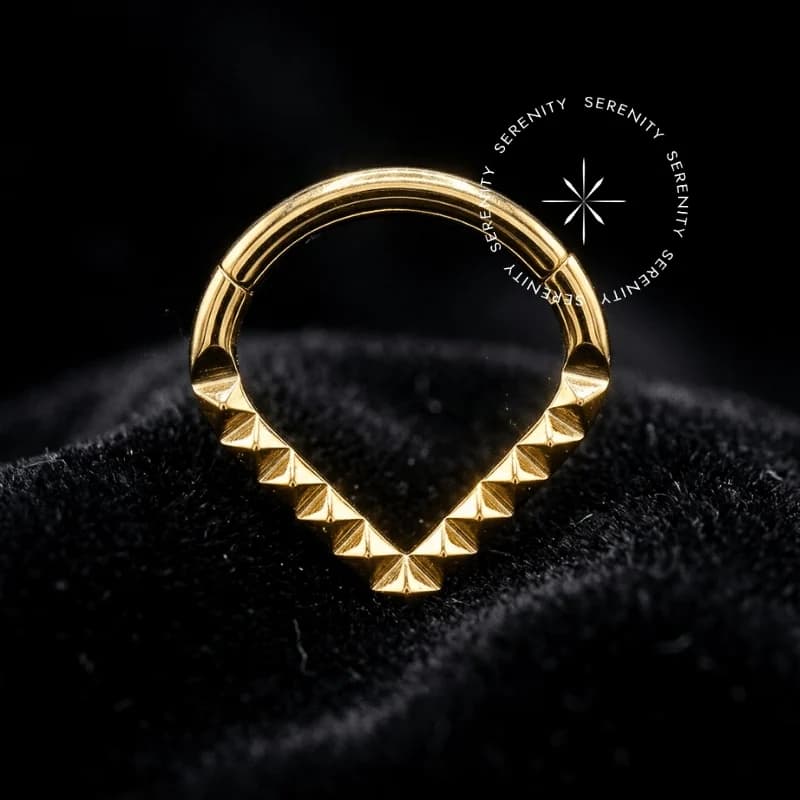 TN1418 - Argola Frontal V Inca - Titânio Revestido de Ouro 18k — foto 1