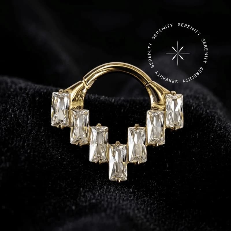 1066 - Argola Articulada Coroa Cascata Baguete - Titânio Revestido de Ouro 18k — foto 1