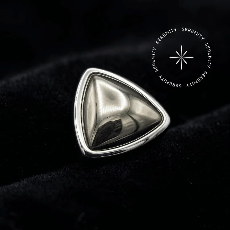 TN682 - Topo Triangular com Pedra Chalcopyrite e Olho de Tigre - Titânio Grau Implante (ASTM F136) — foto 1