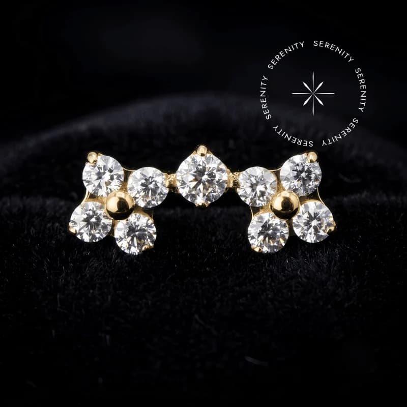 TN2259 - Topo Mini Cluster Trevos e CZ Central - Titânio Revestido de Ouro 18k — foto 1