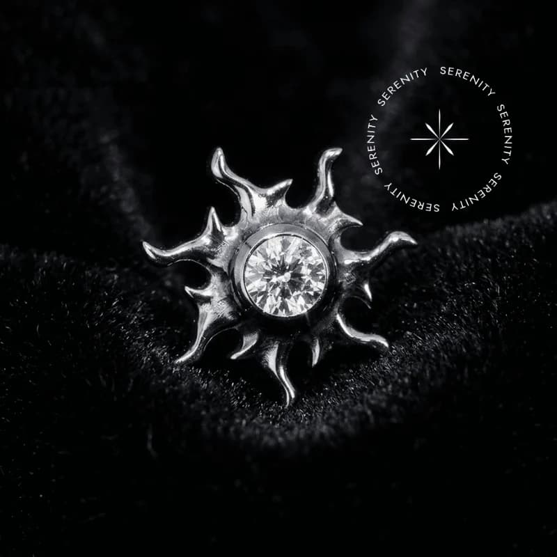 TN2016 - Topo Sol Estilizado - Titânio Revestido de Ouro 18k — foto 1