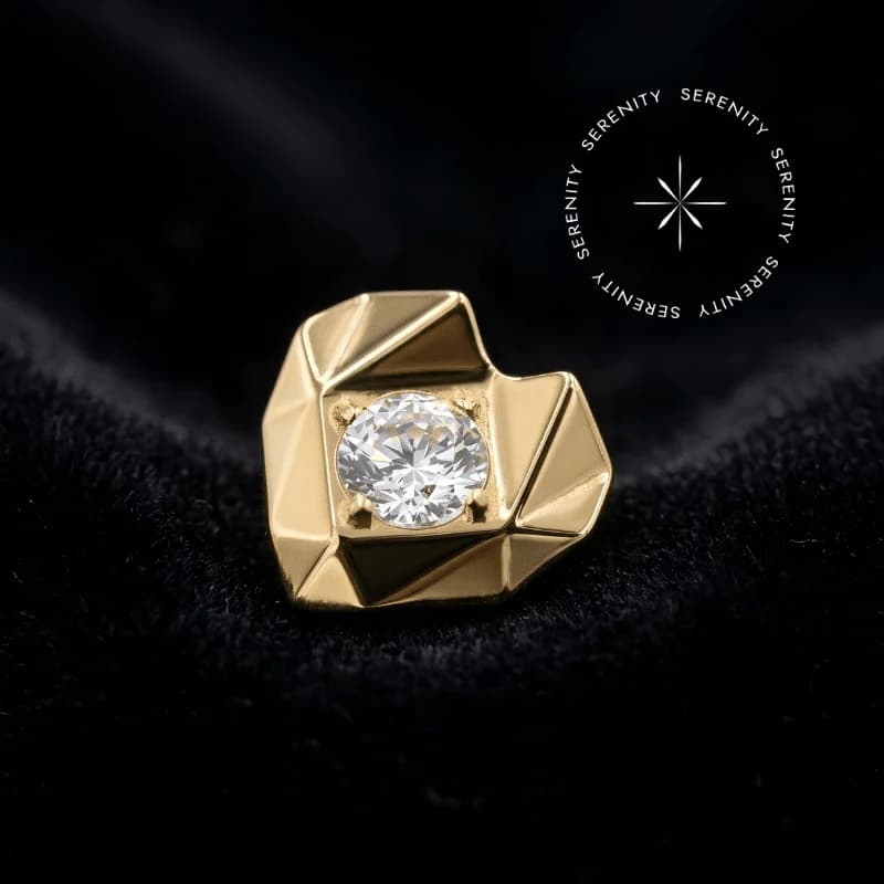 TN1044 - Topo Coração Geométrico Cravejado - Titânio Revestido de Ouro 18k — foto 1