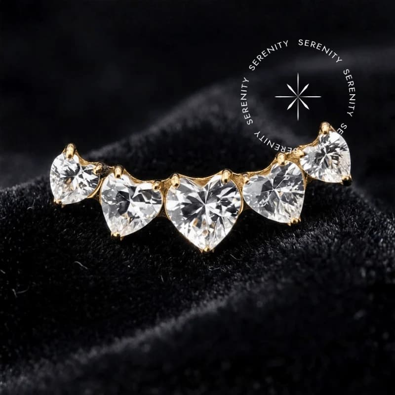 TN1677 - Topo Cluster Cravejado Corações de Luxo Delicado - Titânio Revestido de Ouro 18k — foto 1