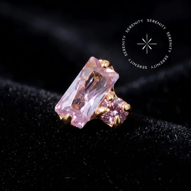 TN2292 - Topo Mini Baguette CZ - Titânio Revestido de Ouro 18k — foto 1