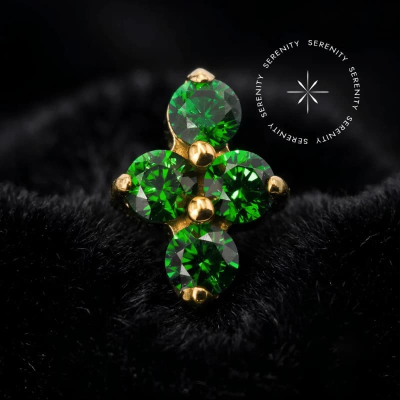 TN2350 - Topo Cravejado Mini Clover Verde Push Pin - Titânio Revestido de Ouro 18K — foto 1