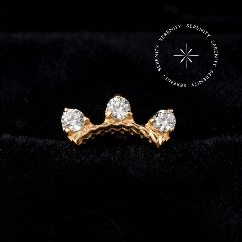 TN2347 - TOPO ARCO 3 ZIRCÔNIAS - TITÂNIO REVESTIDO DE OURO 18K — foto 1