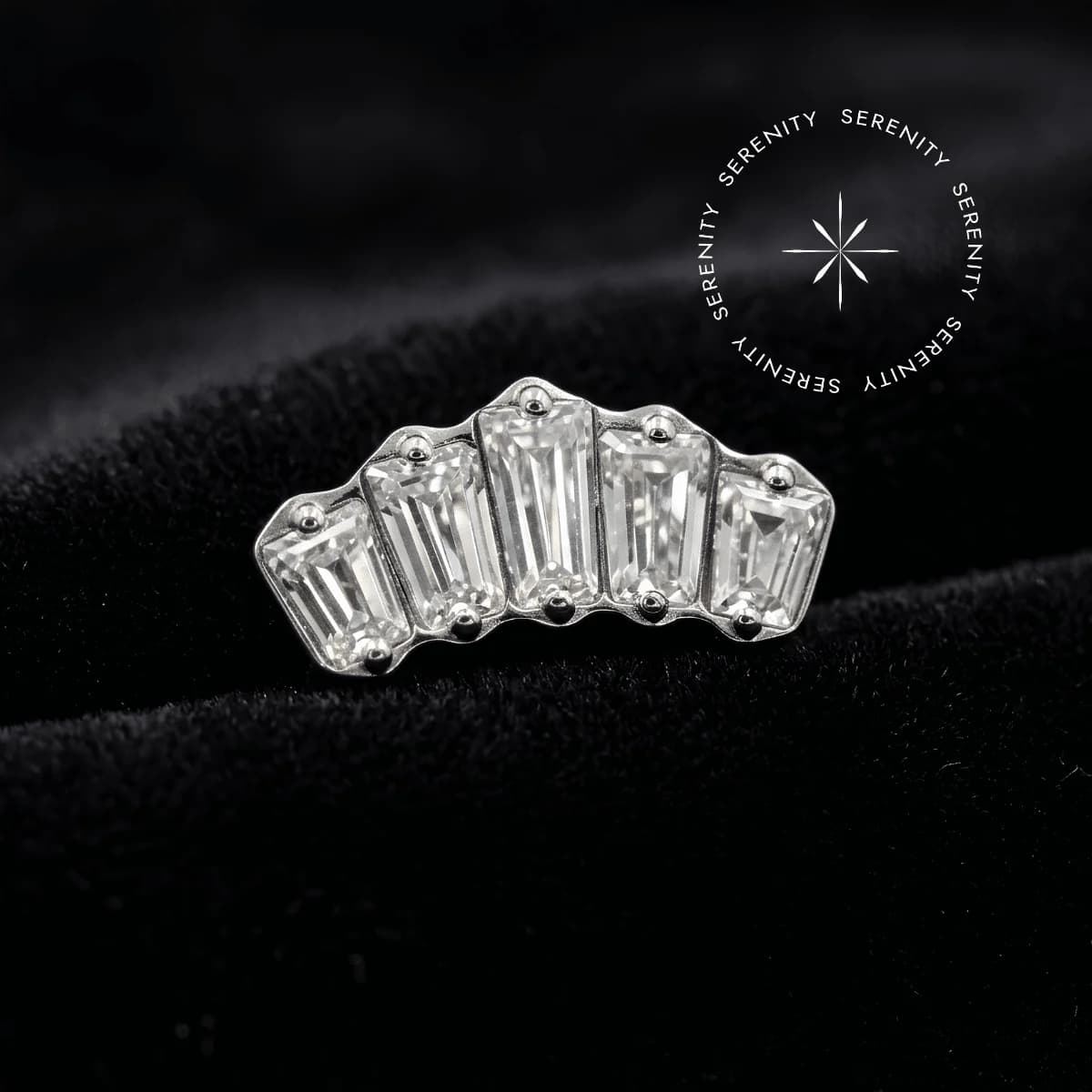 TN2230 - Piercing Topo de Orelha em Titânio Topo Cluster Cravejado Baguetes - Titânio Grau Implante (ASTM F136) — foto 1