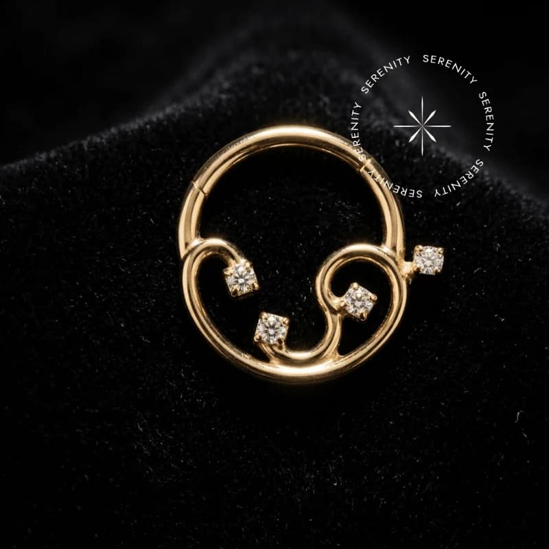 1047 - Argola Articulada Ornamentada Cravejada - Titânio Revestido de Ouro 18k — foto 1