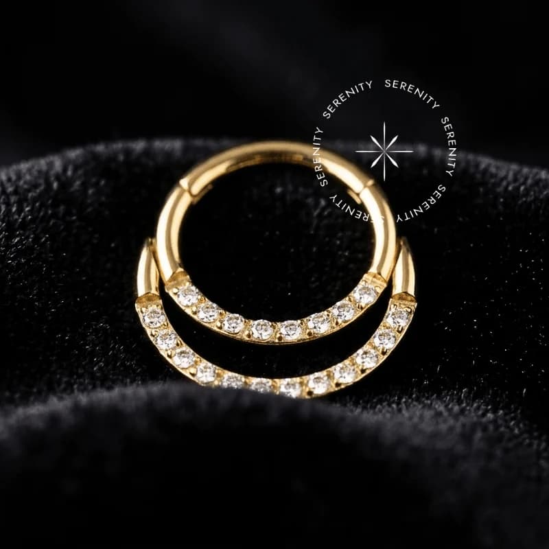 TN205 - Argola Frontal Double Line Cravejada - Titânio Revestido de Ouro 18k — foto 1