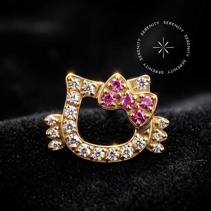 PVD1556 - Topo Hello Kitty Cravejado 10x7mm - Titânio Revestido de Ouro 18k — foto 1