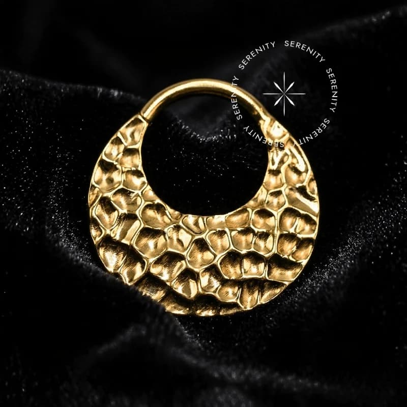 TN1383 - Argola Frontal Martelada Alargada - Titânio Revestido de Ouro 18k — foto 1