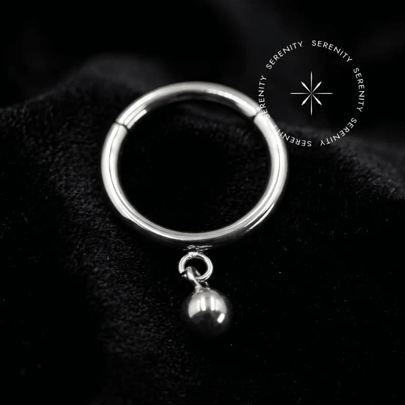TN833 - Argola Segmentada com Pingente Esfera - Titânio Grau Implante ASTM F136 — foto 1