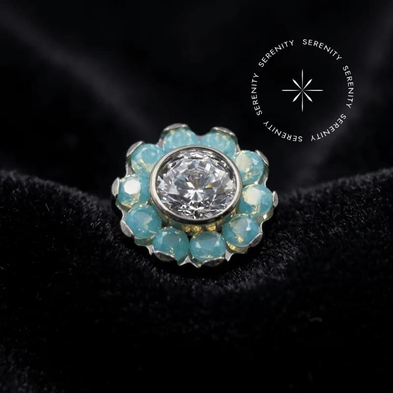 TN520 - Topo Flor Grande Cravejada com Opalite Verde - Titânio Grau Implante (ASTM F136) — foto 1