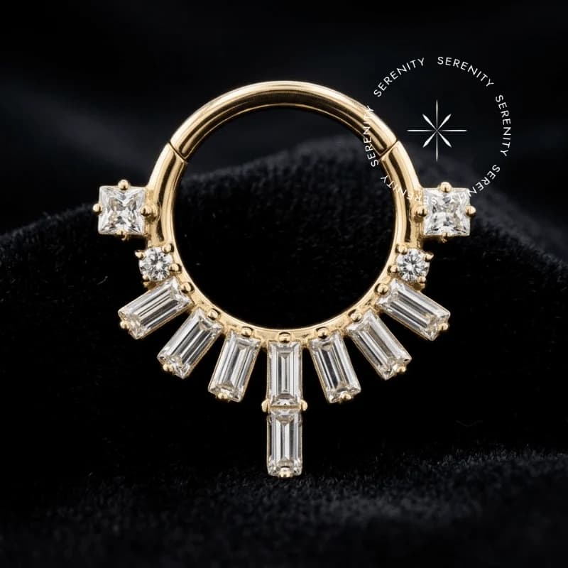 1073 - Argola Articulada Coroa Cravejada Baguete - Titânio Revestido de Ouro 18k — foto 1