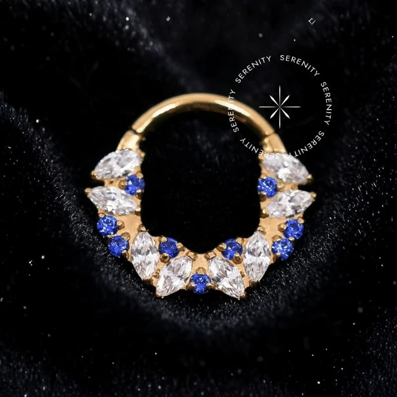 TN1387 - Argola Frontal Coroa Safira - Titânio Revestido de Ouro 18k — foto 1