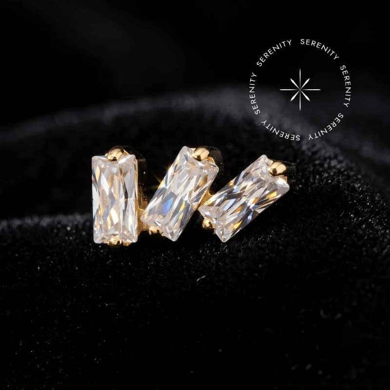 TN2301 - TOPO CLUSTER 3 ZIRCÔNIAS BAGUETES - TITÂNIO REVESTIDO DE OURO 18K — foto 1