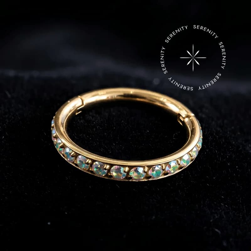 267 - Argola Clicker Cravejada Furta-Cor - Titânio Revestido de Ouro 18k — foto 1