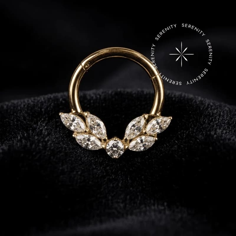 1082 - Argola Articulada Cravejada com Folhagem - Titânio Revestido de Ouro 18k — foto 1
