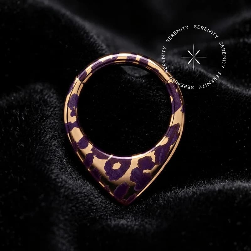 IS1010 - Argola Frontal V Animal Print Oncinha Roxa - Titânio Revestido de Ouro 18K — foto 1