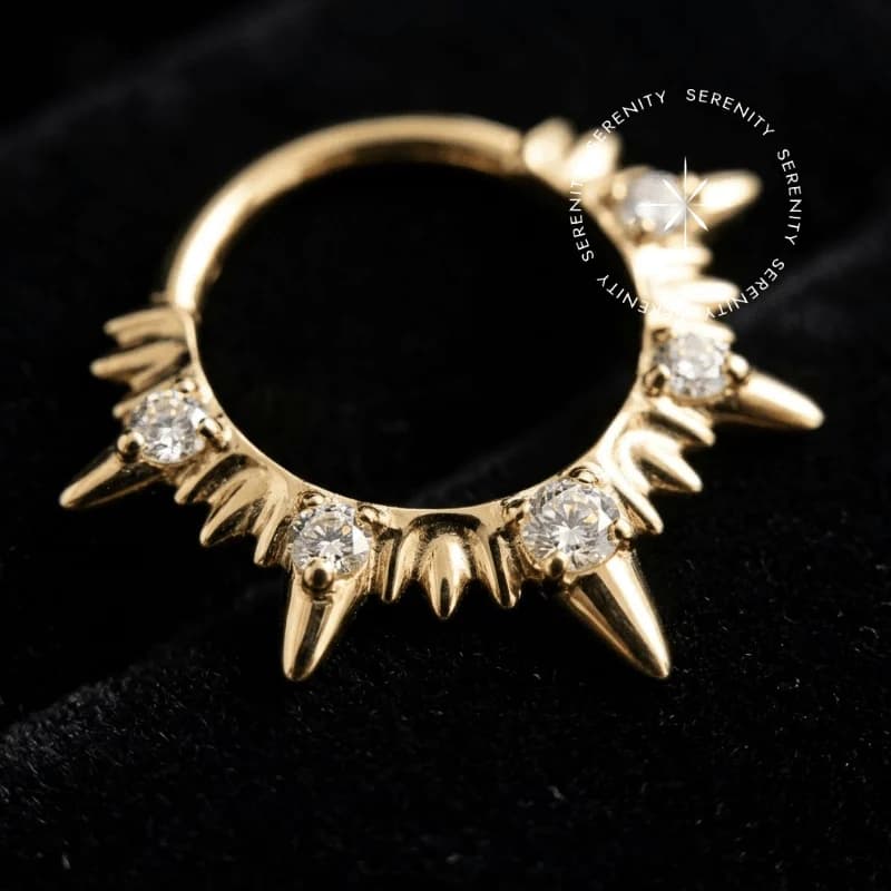 PVD 1194 - Argola Clicker Frontal Cravejada com Spikes - Titânio Revestido de Ouro 18k — foto 1