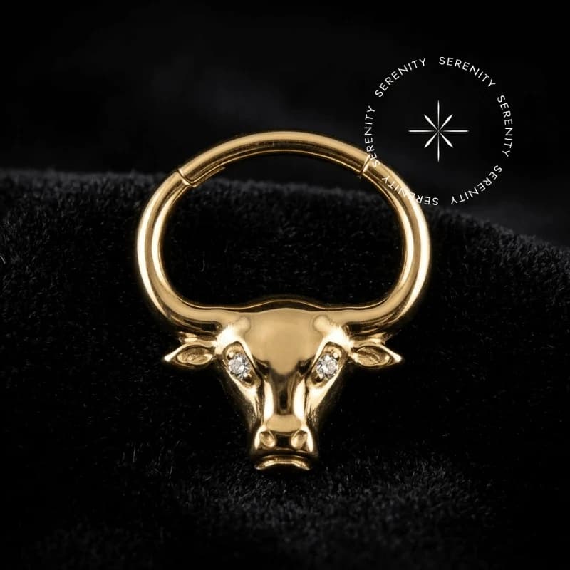 PVD 1049 - Argola Articulada Cravejada Touro - Titânio Revestido de Ouro 18k — foto 1
