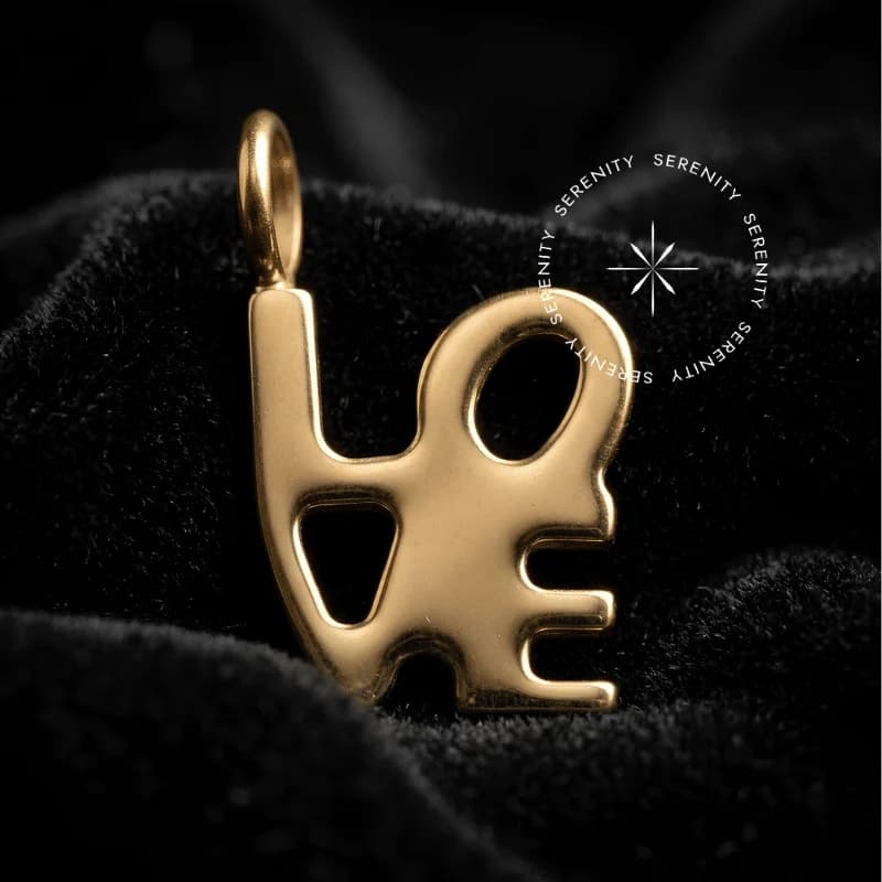 TN1546 - Pingente Love - Titânio Revestido de Ouro 18k — foto 1