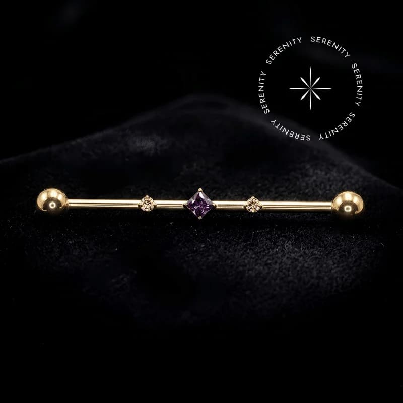 TN1216 - Transversal Cravejado de Três Zircônias - Titânio Revestido de Ouro 18k — foto 1