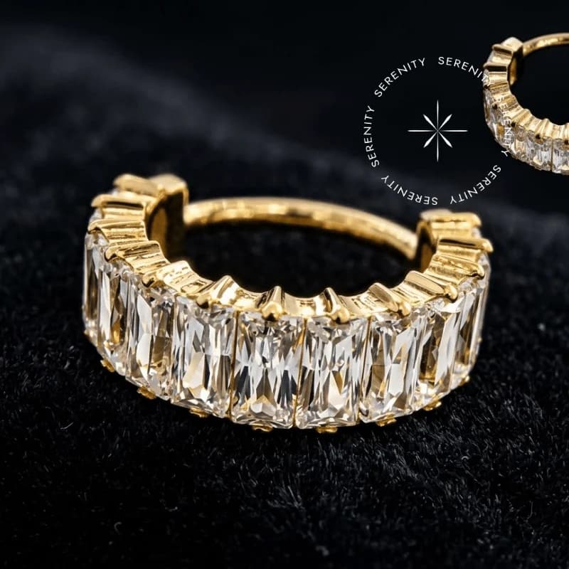 PVD 1187 - Argola Clicker Frontal Cravejada Baguete - Titânio Revestido de Ouro 18k — foto 1
