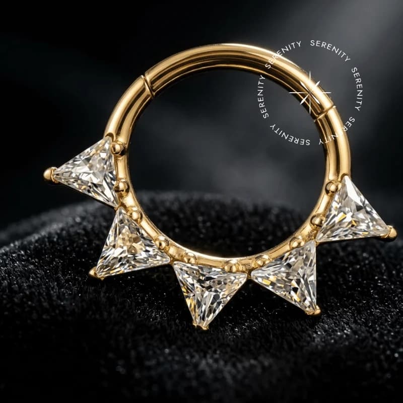 TN 682 - Argola Clicker Coroa Triangular Cravejada - Titânio Revestido de Ouro 18k — foto 1