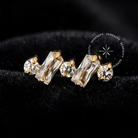 TN1934 - Topo Cluster 2 Baguetes 3 CZ - Titânio Revestido de Ouro 18k