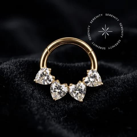 PVD 1087 - Argola Articulada Cravejada com Corações - Titânio Grau Implante (ASTM F136) com Revestimento em Ouro 18k