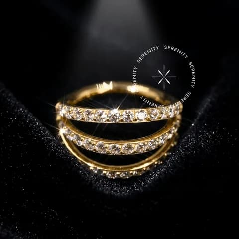 TN1126 - Argola Triplo Fio Cravejado - Titânio Revestido de Ouro 18k