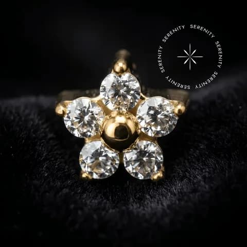 TN1633 - Topo Micro Flor Cravejada 3.2mm - Titânio Revestido de Ouro 18k