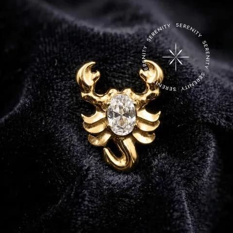 TN714 - Topo Escorpião Cravejado Luxo - Titânio Revestido de Ouro 18k