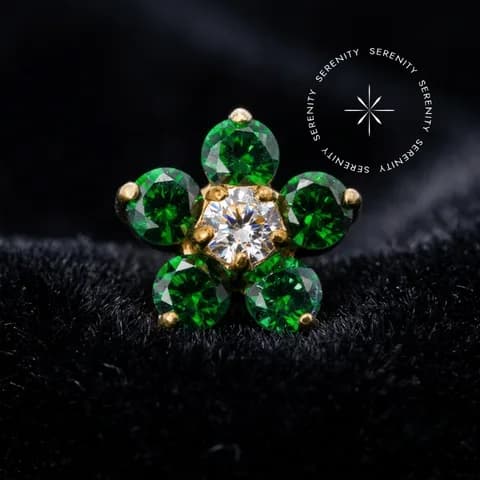 TN2352 - Topo Flor Cravejado Verde Push Pin - Titânio Revestido de Ouro 18k