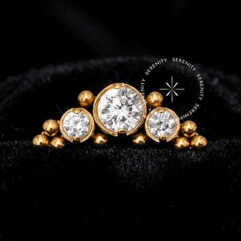 TN2054 - Topo Cluster 3 CZ com Esferas - Titânio Revestido de Ouro 18k