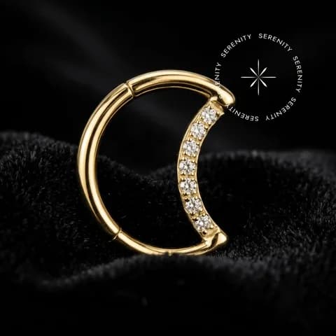 Tn 772 - Argola Clicker Lua Cravejada - Titânio Revestido de Ouro 18k