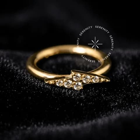 TN603 - Argola Lateral Raio Cravejado - Titânio Revestido de Ouro 18k