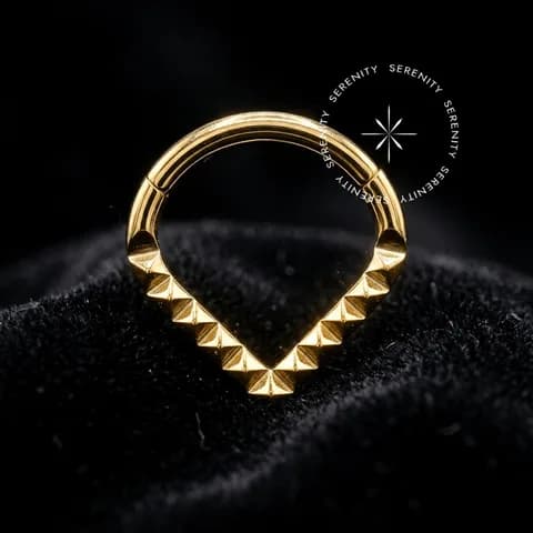 TN1418 - Argola Frontal V Inca - Titânio Revestido de Ouro 18k