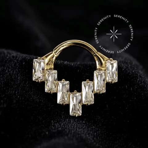 1066 - Argola Articulada Coroa Cascata Baguete - Titânio Revestido de Ouro 18k