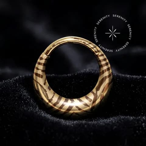 IS1012 - Argola Frontal Abaulada Animal Print Jaguatirica - Titânio Revestido de Ouro 18K